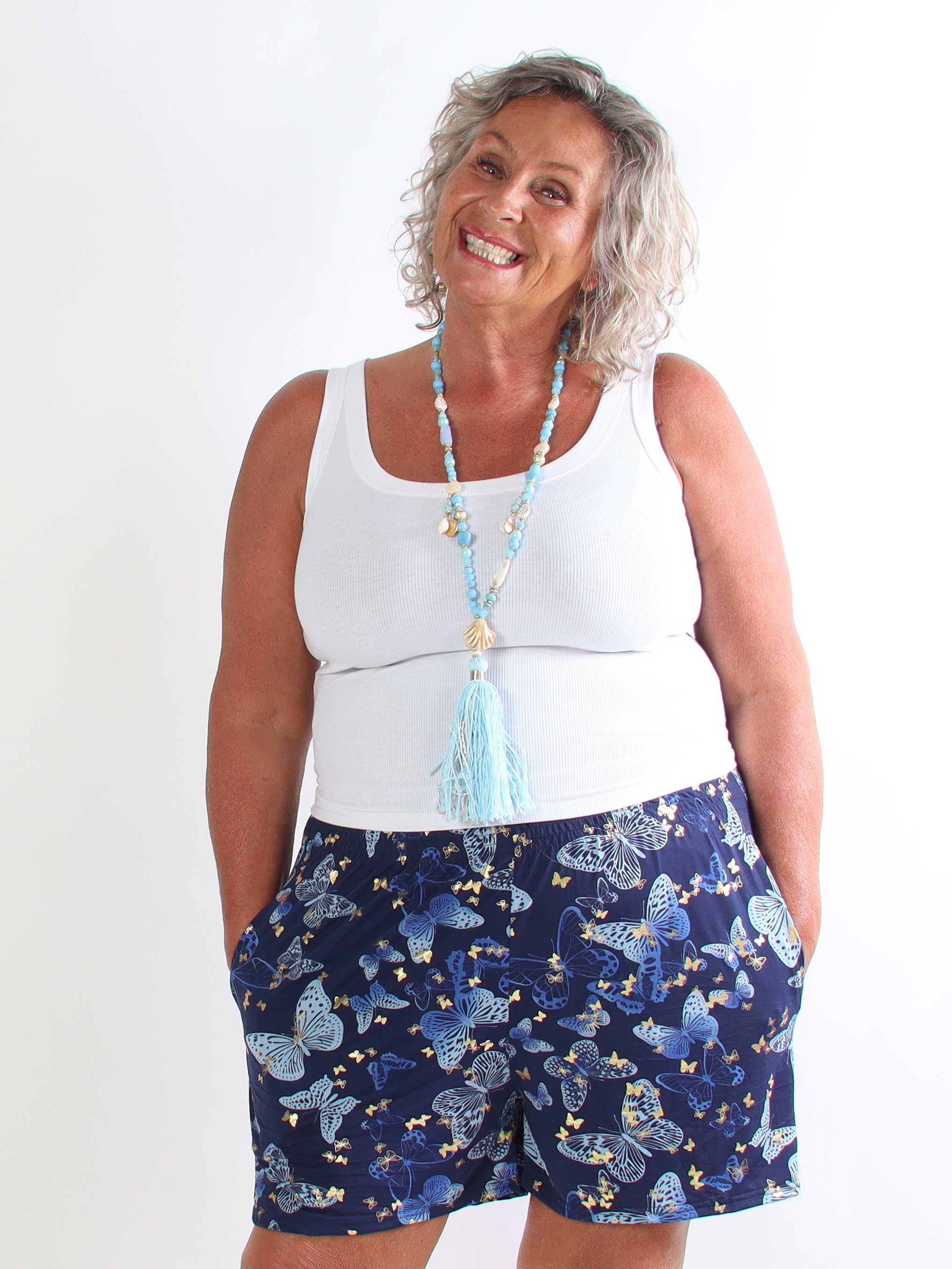Pams Butterfly Shorts - Plus size shorts med sommerfugleprint og gulddetaljer